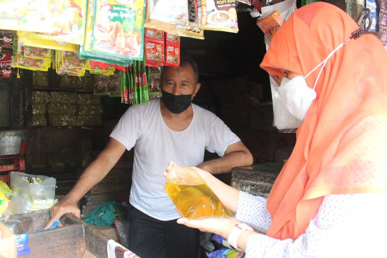 Reni Astuti Tak Temukan Minyak Goreng Bersubsidi